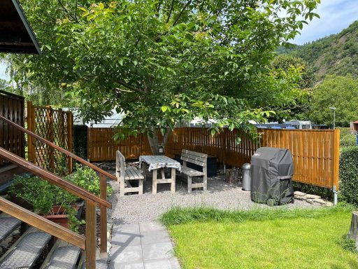 Garten mit Sitzgelegenheiten + Grill